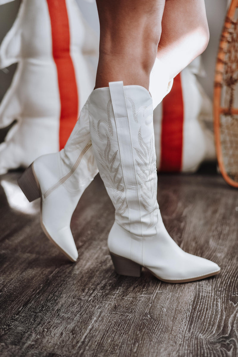 WESTERN WHITE BOOTS WITH EMBROIDERY